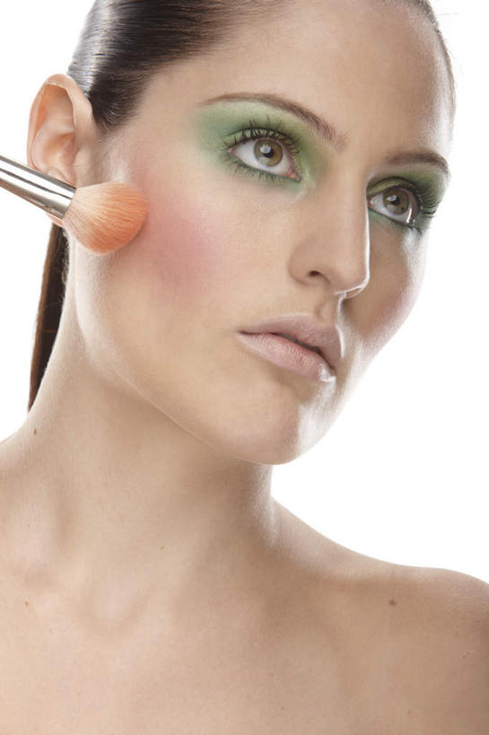 西方人,脸,头,脸颊,一个人,站,竖图,室内,特写,白天,白色背景,正面,化妆,美容,欧洲,欧洲人,仅一个年轻女性,仅一个女性,仅一个人,护肤,阴影,反射,影子,扭头,注视,肩膀,彩妆,化妆刷,刷子,观察,看,站着,转头,保养,享受,休闲,放松,保健,摄影,影棚,腮红刷,观看,察看,美容工具,关注,养颜,彩妆刷,化妆工具,尤物,年轻女性,女人,女性,白种人,头部,脸部,脸蛋,面部,站立,半身,彩图,影棚拍摄,拍摄,佳丽,丽人,美人