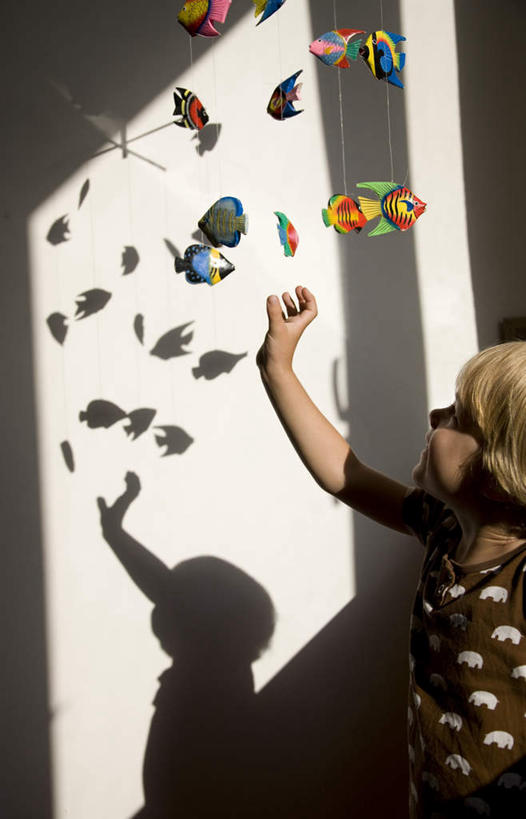 西方人,儿童,一个人,站,举,竖图,室内,白天,仰视,游戏,纯洁,玩具,欧洲,欧洲人,仅一个男性,仅一个人,吊挂,悬挂,阴影,服装,光线,鱼,影子,挂,玩,注视,休闲装,娱乐,鱼类,小孩,衣服,观察,看,托,站着,仅一个小孩,休闲,休闲服,可爱,童年,童趣,益智,服饰,观看,活动,察看,发泄,关注,消遣,智力,童真,烂漫,无邪,宣泄,天真,男孩,男人,男性,白种人,孩子,举起,举手,举着,玩耍,嬉戏,向上举,向上伸,向上托,站立,半身,彩图,低角度拍摄,转铃,婴儿玩具,挂铃,床头转铃,床铃,男生