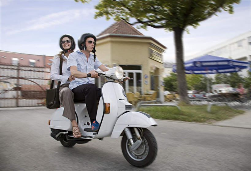 西方人,中年人,两个人,家庭,夫妻,家,坐,笑,微笑,露齿笑,横图,室外,白天,侧面,爱情,植物,摩托车,帽子,欧洲,欧洲人,一辆,握,服装,朦胧,模糊,包,墨镜,书包,头盔,眼镜,房屋,屋子,云,云朵,公寓,浪漫,云彩,扭头,注视,休闲装,洋房,楼房,住宅,车,树,树木,衣服,蓝色,绿色,白云,蓝天,天空,自然,安全帽,背包,太阳镜,太阳眼镜,交通工具,天,观察,驾驶,看,行驶,转头,休闲,温暖,温馨,一家人,休闲服,遮阳镜,恩爱,握着,恋人,服饰,生长,晴朗,成长,观看,操纵,单肩包,和睦,控制,察看,关注,载具,操控,把持,男人,男性,女人,女性,中年男性,中年女性,白种人,夫妇,情侣,晴空,坐着,彩图,全身,房子,伴侣,融洽