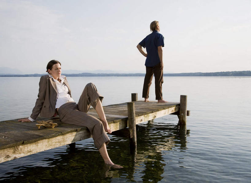 西方人,中年人,背部,腿部,脚,脚趾,脚趾甲,腿,两个人,家庭,夫妻,商务人士,商务男性,商务女性,站,坐,笑,微笑,露齿笑,横图,室外,白天,正面,衬衫,爱情,湖,湖泊,水,欧洲,欧洲人,撑,阴影,套装,朦胧,模糊,光线,木板,影子,地平线,湖面,水流,水面,云,云朵,桥,辽阔,地面,木桥,浪漫,云彩,注视,光脚,手叉腰,栈桥,蓝色,白云,蓝天,天空,阳光,湖水,天,叉腰,观察,看,站着,广阔,温暖,温馨,一家人,赤脚,恩爱,恋人,晴朗,观看,人行桥,木板桥,一望无际,和睦,察看,撑着,双手叉腰,关注,延伸,商务装,工薪阶层,天地相交,无边无际,一马平川,男人,男性,女人,女性,中年男性,中年女性,白种人,脚指甲,夫妇,情侣,白领,上班族,晴空,站立,坐着,彩图,全身,衬衣,伴侣,融洽