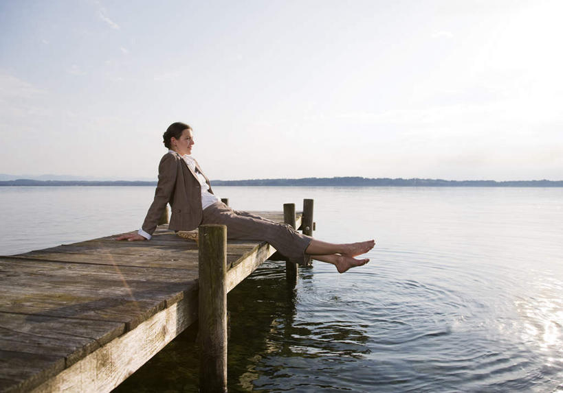 西方人,腿部,脚,脚趾,脚趾甲,腿,一个人,商务人士,商务女性,坐,笑,微笑,露齿笑,横图,室外,白天,侧面,湖,湖泊,水,欧洲,欧洲人,仅一个女性,仅一个人,撑,阴影,波纹,套装,光线,木板,影子,地平线,湖面,水流,水面,云,云朵,桥,辽阔,地面,木桥,涟漪,云彩,注视,光脚,栈桥,蓝色,白云,蓝天,水纹,天空,阳光,波浪,湖水,天,观察,看,仅一个中年女性,广阔,赤脚,晴朗,观看,人行桥,木板桥,一望无际,察看,撑着,关注,延伸,商务装,工薪阶层,天地相交,水晕,无边无际,一马平川,女人,女性,中年女性,白种人,脚指甲,白领,上班族,晴空,坐着,彩图,全身