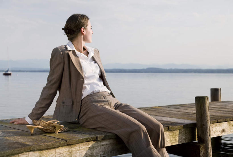 西方人,一个人,商务人士,商务女性,坐,横图,室外,白天,正面,湖,湖泊,水,欧洲,欧洲人,仅一个女性,仅一个人,撑,阴影,套装,光线,木板,影子,地平线,湖面,水流,水面,云,云朵,桥,辽阔,地面,木桥,云彩,扭头,注视,栈桥,蓝色,白云,蓝天,天空,阳光,湖水,天,观察,看,转头,仅一个中年女性,广阔,晴朗,观看,人行桥,木板桥,一望无际,察看,撑着,关注,延伸,商务装,工薪阶层,天地相交,无边无际,一马平川,女人,女性,中年女性,白种人,白领,上班族,晴空,坐着,半身,彩图