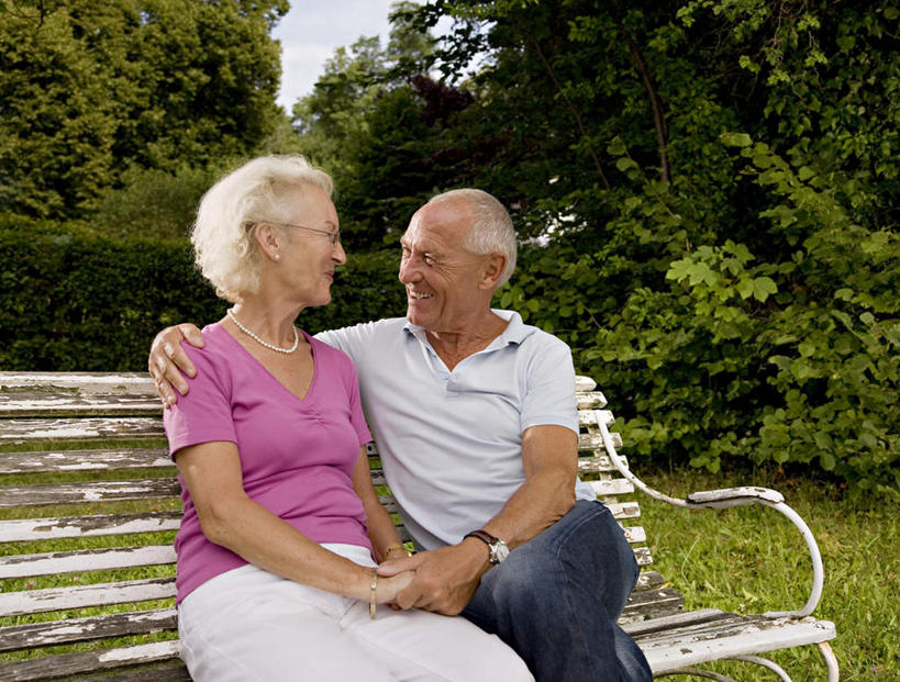 西方人,老年人,两个人,家庭,夫妻,坐,握手,抱,笑,微笑,露齿笑,横图,室外,白天,正面,爱情,草地,草坪,树林,植物,椅子,欧洲,欧洲人,服装,裤子,时间,时钟,手表,木椅,浪漫,计时,扭头,注视,牛仔裤,休闲装,草,树,树木,衣服,绿色,自然,钟表,观察,看,转头,休闲,温暖,温馨,一家人,休闲服,表,恩爱,恋人,服饰,生长,成长,抱着,观看,腕表,和睦,察看,搂着,关注,老年男性,老年女性,男人,男性,女人,女性,白种人,夫妇,情侣,钟,搀手,拉手,搂,搂抱,手拉手,手握手,坐着,半身,彩图,伴侣,融洽