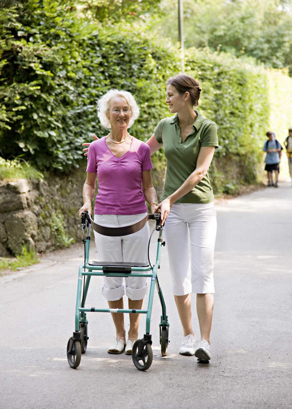 西方人,两个人,家庭,母亲,女儿,走,笑,微笑,露齿笑,竖图,室外,白天,正面,植物,欧洲,欧洲人,握,服装,环保,工具,防护,注视,休闲装,树,树木,衣服,绿色,自然,扶,观察,看,休闲,温暖,温馨,母女,一家人,休闲服,器械,母爱,握着,服饰,生长,成长,观看,和睦,察看,扶着,关注,美好,美妙,间隔,医疗器械,助行器,美观,雅观,辅助设备,绿篱,生篱,树篱,植篱,老年女性,女人,女性,中年女性,白种人,步行,散步,走路,彩图,全身,助行车,融洽