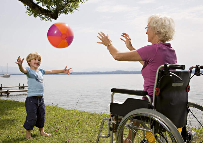 西方人,儿童,老年人,两个人,家庭,祖母,站,坐,投,伸展双臂,笑,微笑,露齿笑,横图,室外,白天,侧面,游戏,纯洁,草地,草坪,湖,湖泊,树林,水,植物,玩具,欧洲,欧洲人,阴影,服装,光线,工具,影子,塑料,地平线,湖面,水流,水面,云,云朵,辽阔,地面,玩,云彩,注视,休闲装,娱乐,草,树,树木,一个,小孩,衣服,蓝色,绿色,白云,蓝天,天空,阳光,自然,轮椅,气球,塑料制品,湖水,天,复健,观察,看,站着,休闲,广阔,康复,温暖,温馨,一家人,休闲服,器械,充气玩具,橡胶,可爱,童年,童趣,益智,服饰,生长,晴朗,奶奶,单个,成长,观看,活动,祖孙,一望无际,和睦,察看,医疗设备,发泄,关注,消遣,智力,延伸,医疗器械,医疗工具,童真,橡胶制品,烂漫,无邪,外婆,外祖母,外孙,天地相交,外孙子,宣泄,辅助设备,无边无际,一马平川,天真,老年女性,男孩,女人,女性,白种人,孩子,孙子,晴空,敞开双臂,抛,扔,撒,伸开双臂,玩耍,嬉戏,展开双肩,站立,张开手臂,张开双臂,掷,坐着,半身,彩图,融洽,男生