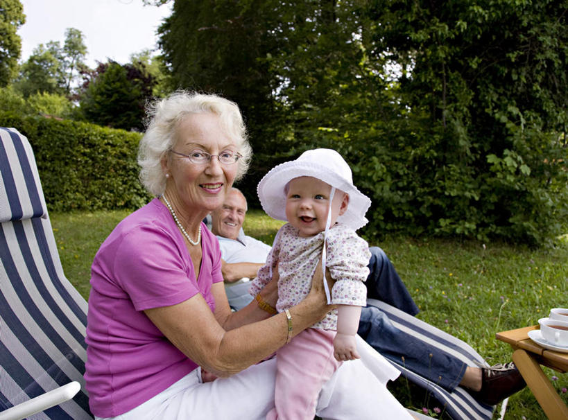 西方人,婴儿,儿童,老年人,三个人,家庭,夫妻,祖母,祖父,坐,抱,笑,微笑,露齿笑,横图,室外,白天,正面,爱情,纯洁,草地,草坪,植物,桌子,帽子,椅子,欧洲,欧洲人,服装,时间,木制,时钟,手表,躺椅,浪漫,计时,茶几,扭头,注视,休闲装,草,树,树木,小孩,衣服,绿色,自然,木制品,遮阳帽,钟表,观察,看,转头,休闲,温暖,温馨,一家人,休闲服,表,恩爱,可爱,恋人,服饰,活泼,生长,奶奶,爷爷,成长,抱着,观看,祖孙,沙滩椅,腕表,和睦,察看,搂着,关注,宝宝,纯真,烂漫,无邪,外婆,外祖母,外公,外祖父,外孙,外孙子,伶俐,天真,老年男性,老年女性,男人,男性,女人,女性,白种人,孩子,夫妇,情侣,孙子,钟,搂,搂抱,坐着,半身,彩图,伴侣,融洽