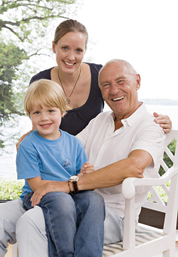 西方人,儿童,中年人,三个人,家庭,母亲,儿子,祖父,病人,站,坐,抱,笑,微笑,露齿笑,竖图,室内,白天,正面,纯洁,植物,窗户,落地窗,欧洲,欧洲人,弯腰,服装,时间,工具,时钟,手表,计时,注视,休闲装,玻璃窗,树,树木,小孩,衣服,绿色,自然,轮椅,钟表,复健,观察,看,站着,休闲,康复,温暖,温馨,母子,一家人,休闲服,器械,表,可爱,母爱,童年,童趣,服饰,生长,爷爷,成长,抱着,观看,祖孙,腕表,和睦,察看,医疗设备,搂着,关注,病患,医疗器械,残疾,残疾人,医疗工具,童真,伤残,烂漫,无邪,外公,外祖父,外孙,外孙子,弯身,辅助设备,残障,弱势群体,天真,老年男性,男孩,男人,男性,女人,女性,中年女性,白种人,孩子,孙子,患者,就医者,钟,搂,搂抱,站立,坐着,半身,彩图,融洽,男生