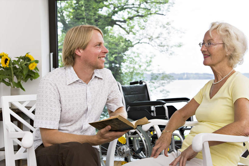 西方人,两个人,家庭,母亲,儿子,坐,笑,微笑,露齿笑,横图,室内,白天,正面,爱情,幸福,太阳,植物,窗户,落地窗,向日葵,书籍,椅子,欧洲,欧洲人,握,服装,盛开,工具,眼镜,木椅,墙,拿,花蕾,拿着,注视,休闲装,玻璃窗,墙壁,墙面,花,花瓣,花朵,鲜花,树,树木,衣服,绿色,白色,自然,轮椅,花苞,花蕊,复健,观察,看,休闲,康复,温暖,温馨,母子,一家人,休闲服,器械,母爱,握着,服饰,生长,成长,观看,老花镜,和睦,察看,医疗设备,关注,医疗器械,医疗工具,光辉,沉默,忠诚,勇敢,辅助设备,投缘,爱慕,远视眼镜,高傲,朝阳花,葵花,望日莲,向阳花,转日莲,老年女性,男人,男性,女人,女性,中年男性,白种人,书,图书,坐着,半身,彩图,融洽