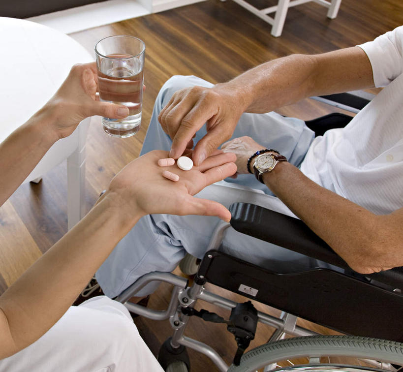 西方人,两个人,家庭,父亲,女儿,病人,坐,捧,横图,俯视,室内,白天,安全,水,地板,杯子,椅子,欧洲,欧洲人,握,服装,时间,工具,时钟,手表,药剂,药丸,液体,木椅,防护,地面,拿,计时,拿着,休闲装,饮用水,药片,木地板,玻璃制品,衣服,轮椅,水杯,药品,钟表,矿泉水,复健,休闲,康复,温暖,温馨,父女,一家人,休闲服,器械,表,父爱,治疗,握着,服饰,保护,腕表,药物,和睦,医疗,医疗设备,病患,医疗器械,保险,预防,残疾,残疾人,医疗工具,蒸馏水,伤残,辅助设备,残障,弱势群体,平安,老年男性,男人,男性,女人,女性,中年女性,白种人,患者,就医者,玻璃杯,钟,端,端着,捧着,手捧,坐着,半身,彩图,高角度拍摄,融洽