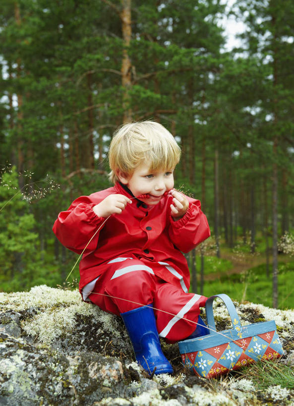 西方人,儿童,一个人,坐,吃,交叉,竖图,室外,白天,正面,纯洁,石头,树林,植物,竹子,草莓,浆果,水果,鞋子,欧洲,欧洲人,仅一个男性,仅一个人,握,阴影,竹制,新鲜,编织,光线,篮子,石子,影子,雨鞋,雨靴,云,云朵,生食,食品,果实,拿,云彩,拿着,注视,靴子,树,树木,食物,小孩,蓝色,绿色,白云,蓝天,天空,阳光,自然,竹篮,天,观察,看,仅一个小孩,可爱,童年,童趣,握着,有机食品,绿色食品,生长,晴朗,成长,观看,竹条,保暖,交织,察看,竹制品,防寒,御寒,关注,雨衣,胶鞋,童真,透气,烂漫,无邪,防水,穿插,冲锋服,冲锋衣,防潮,户外用品,天真,男孩,男人,男性,白种人,孩子,石块,岩石,晴空,洋莓,水果皇后,红莓,地莓,嚼,食,坐着,彩图,全身,男生