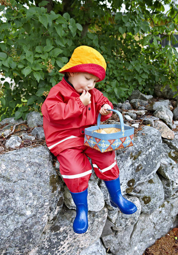 西方人,儿童,一个人,坐,吃,交叉,竖图,室外,白天,正面,纯洁,石头,树林,植物,竹子,草莓,浆果,帽子,水果,鞋子,欧洲,欧洲人,仅一个男性,仅一个人,握,阴影,竹制,新鲜,编织,光线,篮子,石子,影子,雨鞋,雨靴,云,云朵,生食,食品,果实,拿,云彩,拿着,注视,靴子,树,树木,食物,小孩,蓝色,绿色,白云,蓝天,天空,阳光,自然,遮阳帽,竹篮,天,观察,看,仅一个小孩,可爱,童年,童趣,握着,有机食品,绿色食品,生长,晴朗,成长,观看,竹条,保暖,交织,察看,竹制品,防寒,御寒,关注,雨衣,胶鞋,童真,透气,烂漫,无邪,防水,穿插,冲锋服,冲锋衣,防潮,户外用品,天真,男孩,男人,男性,白种人,孩子,石块,岩石,晴空,洋莓,水果皇后,红莓,地莓,嚼,食,坐着,彩图,全身,男生