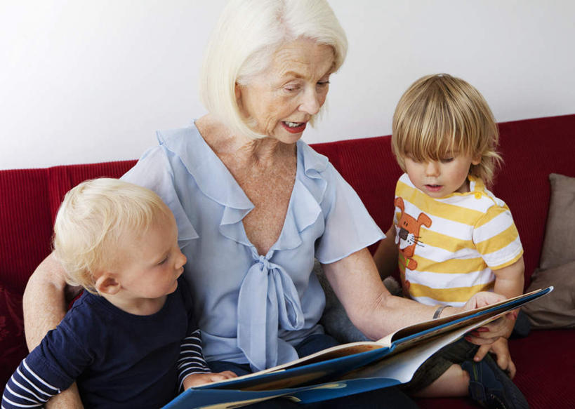 西方人,儿童,老年人,三个人,家庭,祖母,客厅,坐,抱,笑,说,微笑,露齿笑,横图,室内,白天,正面,讨论,纯洁,沙发,书籍,欧洲,欧洲人,一本,指,服装,墙,注视,休闲装,方向,墙壁,墙面,小孩,衣服,白色,观察,看,手势,休闲,温暖,温馨,一家人,休闲服,可爱,童年,童趣,服饰,奶奶,抱着,观看,祖孙,和睦,察看,起居室,搂着,指向,食指,关注,布艺沙发,童真,烂漫,无邪,外婆,外祖母,外孙,外孙子,客堂,交流,天真,老年女性,男孩,女人,女性,白种人,孩子,孙子,书,图书,沟通,讲话,交谈,搂,搂抱,商讨,说话,谈话,坐着,半身,彩图,融洽,男生