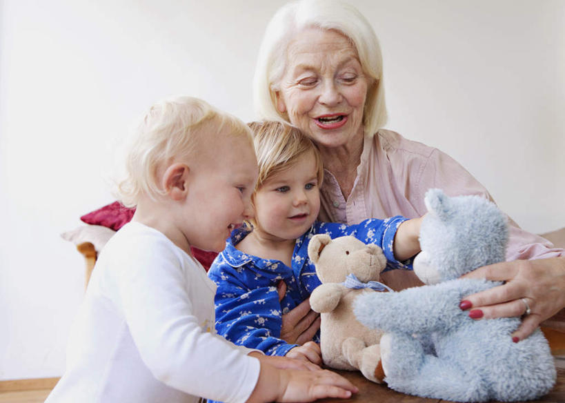 西方人,儿童,老年人,三个人,家庭,祖母,客厅,坐,笑,微笑,露齿笑,横图,室内,白天,正面,游戏,纯洁,靠垫,沙发,熊,玩具,欧洲,欧洲人,握,服装,玩偶,墙,靠枕,泰迪熊,玩,注视,休闲装,娱乐,墙壁,墙面,小孩,衣服,白色,玩具熊,垫子,枕头,观察,看,两只,休闲,温暖,温馨,一家人,休闲服,可爱,童年,童趣,益智,握着,服饰,毛绒玩具,奶奶,观看,祖孙,安慰,和睦,察看,起居室,发泄,关注,消遣,布艺沙发,童真,烂漫,无邪,外婆,外祖母,外孙,外孙子,宣泄,罗斯福熊,客堂,天真,老年女性,男孩,女人,女性,白种人,孩子,孙子,玩耍,嬉戏,坐着,半身,彩图,融洽,男生