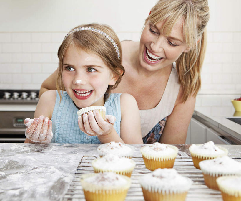 点心,西方人,儿童,中年人,两个人,家庭,母亲,女儿,站,笑,微笑,露齿笑,横图,室内,白天,正面,下午茶,纯洁,厨房,欧洲,欧洲人,弯腰,握,服装,装饰,粉末,头饰,面粉,食品,拿,粮食,拿着,注视,休闲装,食物,糕点,小孩,衣服,发箍,发饰,饰品,观察,看,站着,休闲,温暖,温馨,母女,一家人,休闲服,粉,可爱,母爱,童年,童趣,握着,服饰,头箍,观看,纸托,华丽,修饰,农产品,点缀,和睦,察看,关注,发卡,童真,烂漫,无邪,原材料,配饰,弯身,衬托,美观,雅致,雅观,粉状,纸杯蛋糕,纸托蛋糕,蛋糕托,蛋糕托纸,蛋糕纸托,天真,女孩,女人,女性,中年女性,白种人,孩子,站立,半身,彩图,灶间,融洽,蛋糕,女生