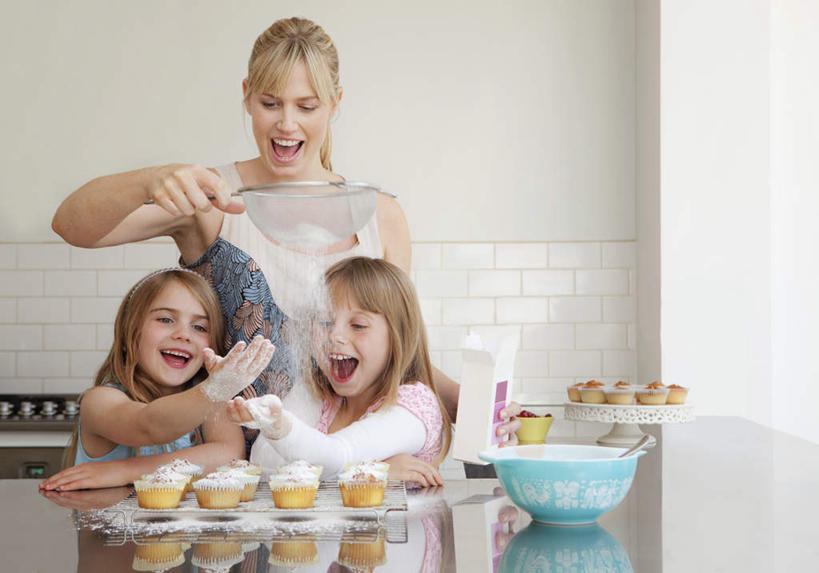 点心,西方人,儿童,中年人,三个人,家庭,母亲,女儿,站,捧,笑,微笑,露齿笑,横图,室内,白天,正面,烹饪,下午茶,纯洁,厨房,桌面,桌子,厨具,欧洲,欧洲人,服装,装饰,电器,粉末,烤炉,烤箱,滤器,头饰,勺子,调料,面粉,食品,糖,调味品,粮食,调味料,注视,休闲装,食物,糕点,小孩,衣服,发箍,发饰,饰品,观察,看,站着,休闲,温暖,温馨,母女,一家人,休闲服,粉,可爱,母爱,童年,童趣,服饰,头箍,观看,纸托,华丽,修饰,农产品,点缀,和睦,察看,家电,家用电器,关注,发卡,炊具,童真,漏勺,烂漫,无邪,烹饪用具,原材料,配饰,衬托,美观,雅致,雅观,粉状,纸杯蛋糕,纸托蛋糕,蛋糕托,蛋糕托纸,蛋糕纸托,天真,女孩,女人,女性,中年女性,白种人,孩子,烹调用具,端,端着,烹调,捧着,手捧,站立,半身,彩图,灶间,厨房料理台,融洽,小家电,蛋糕,女生,料理台