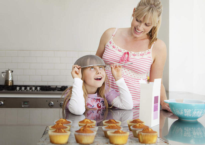 点心,牛奶,西方人,儿童,中年人,孕妇,两个人,家庭,母亲,女儿,站,笑,微笑,露齿笑,横图,室内,白天,正面,烘焙,下午茶,纯洁,厨房,桌面,桌子,吊带,金属制品,欧洲,欧洲人,握,服装,金属,滤器,纸盒,勺子,墙,食品,饮品,营养,拿,拿着,注视,休闲装,架子,墙壁,墙面,盒子,食物,糕点,饮料,小孩,衣服,白色,包装盒,观察,看,站着,休闲,温暖,温馨,母女,一家人,怀孕,休闲服,可爱,母爱,童年,童趣,握着,服饰,观看,纸托,和睦,察看,乳制品,待产,奶,牛乳,关注,童真,漏勺,烂漫,无邪,安神,妊娠,准妈妈,冷却,冷却架,纸杯蛋糕,纸托蛋糕,蛋糕托,蛋糕托纸,蛋糕纸托,天真,女孩,女人,女性,中年女性,白种人,孩子,产妇,站立,半身,彩图,灶间,厨房料理台,融洽,蛋糕,女生,料理台