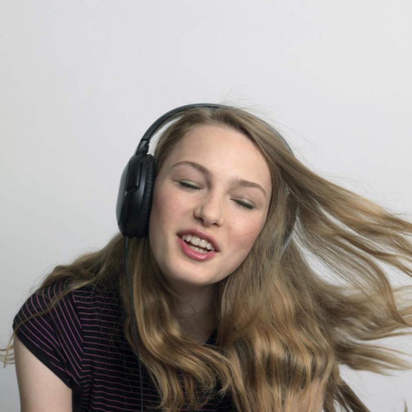 西方人,脸,头,脸颊,头发,一个人,站,闭眼,笑,微笑,露齿笑,方图,室内,特写,白天,正面,快乐,满意,幸福,欧洲,欧洲人,仅一个年轻女性,仅一个女性,仅一个人,阴影,灰色背景,服装,反射,影子,棕色,音响,音乐,听,休闲装,娱乐,肩膀,衣服,黑色,耳机,站着,享受,休闲,休闲服,放松,摄影,服饰,影棚,舒适,享乐,年轻女性,女人,女性,白种人,头部,长发,卷发,脸部,脸蛋,面部,闭眼睛,闭着眼,闭着眼睛,站立,半身,彩图,影棚拍摄,拍摄