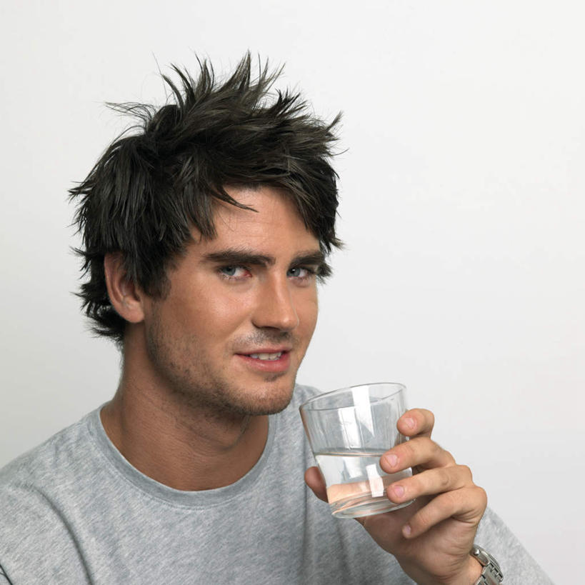 西方人,脸,头,脸颊,手,头发,一个人,站,笑,微笑,方图,室内,特写,白天,白色背景,正面,水,杯子,欧洲,欧洲人,仅一个男性,仅一个人,握,阴影,服装,反射,液体,影子,拿,拿着,注视,休闲装,饮用水,肩膀,玻璃制品,仅一个年轻男性,衣服,黑色,灰色,水杯,矿泉水,观察,看,站着,休闲,手部,休闲服,握着,摄影,服饰,影棚,观看,单手,察看,关注,蒸馏水,男人,男性,年轻男性,白种人,头部,脸部,脸蛋,面部,玻璃杯,站立,半身,彩图,影棚拍摄,拍摄,短发