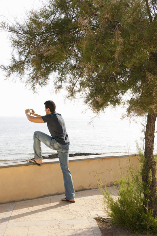 西方人,一个人,栏杆,站,竖图,室外,白天,侧面,海浪,海洋,植物,相机,欧洲,欧洲人,仅一个男性,仅一个人,仅一个中年男性,握,服装,扶手,浪花,拿,拿着,注视,休闲装,踩,护栏,树,树木,拍照,衣服,蓝色,绿色,蓝天,天空,自然,海水,数码相机,天,踩着,观察,看,站着,休闲,休闲服,握着,摄影,服饰,生长,晴朗,成长,观看,察看,关注,海景,万里无云,男人,男性,中年男性,白种人,照相机,大海,风浪,海,海水的波动,近岸浪,涌浪,晴空,晴空万里,站立,彩图,全身,照相