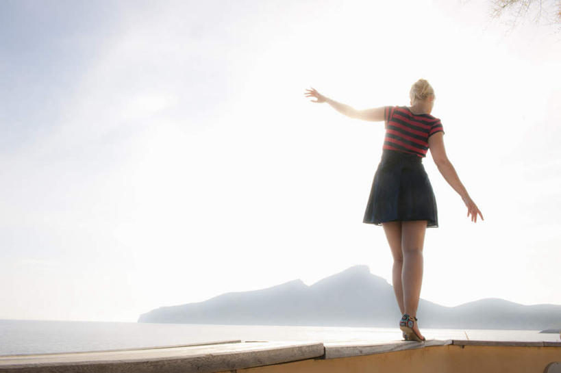 西方人,一个人,栏杆,站,举,横图,室外,白天,仰视,裙子,海浪,海洋,山,山脉,太阳,欧洲,欧洲人,仅一个年轻女性,仅一个女性,仅一个人,阴影,服装,朦胧,模糊,光线,扶手,影子,浪花,山峰,云,云朵,山峦,云彩,注视,休闲装,护栏,衣服,蓝色,白云,蓝天,天空,阳光,海水,群山,天,观察,看,托,站着,休闲,休闲服,短裙,服饰,晴朗,观看,半身裙,察看,关注,海景,年轻女性,女人,女性,白种人,大海,风浪,海,海水的波动,近岸浪,涌浪,晴空,举起,举手,举着,向上举,向上伸,向上托,站立,彩图,低角度拍摄,全身