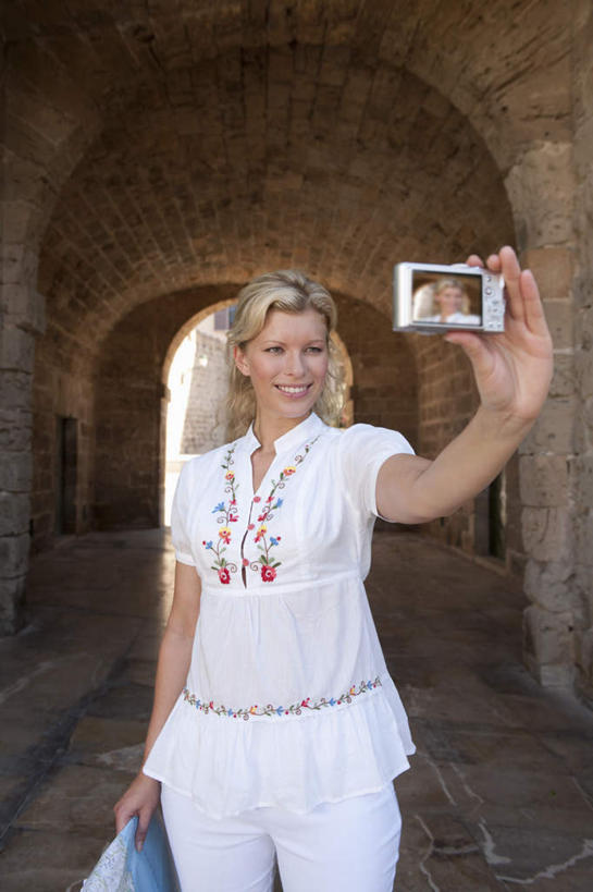 西方人,一个人,站,笑,微笑,露齿笑,竖图,室外,白天,正面,旅游,度假,道路,地图,相机,欧洲,欧洲人,仅一个年轻女性,仅一个女性,仅一个人,握,服装,信息,墙,拱门,地面,交通,拿,拿着,注视,休闲装,方向,娱乐,墙壁,墙面,拍照,衣服,白色,数码相机,观察,看,站着,享受,休闲,休闲服,放松,握着,自拍,摄影,服饰,观看,引导,指引,察看,关注,年轻女性,女人,女性,白种人,照相机,站立,半身,彩图,照相,导航