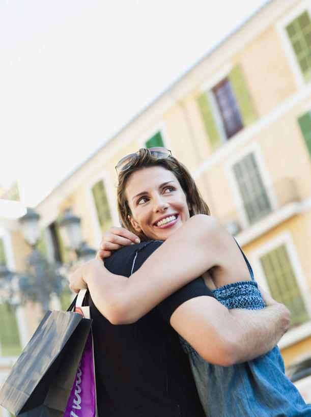 西方人,中年人,两个人,家庭,夫妻,家,站,抱,笑,微笑,露齿笑,竖图,室外,白天,仰视,T恤衫,爱情,购物,消费,街道,袋子,吊带,欧洲,欧洲人,服装,包装袋,手提袋,房屋,屋子,购物袋,浪漫,T恤,注视,吊带衫,休闲装,楼房,住宅,衣服,蓝色,黑色,天空,天,观察,看,站着,休闲,温暖,温馨,一家人,休闲服,恩爱,金融,恋人,服饰,抱着,观看,和睦,察看,搂着,购买,关注,贸易,男人,男性,女人,女性,中年男性,中年女性,白种人,夫妇,情侣,搂,搂抱,站立,半身,彩图,低角度拍摄,房子,伴侣,融洽