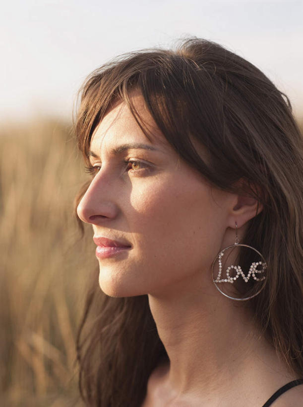 西方人,脸,头,脸颊,一个人,站,笑,微笑,竖图,室外,特写,白天,侧面,植物,吊带,欧洲,欧洲人,仅一个年轻女性,仅一个女性,仅一个人,阴影,服装,枯萎,朦胧,模糊,光线,影子,棕色,枯草,注视,吊带衫,装饰品,草,衣服,黄色,黑色,阳光,耳环,饰品,首饰,观察,看,站着,服饰,观看,察看,衣着,穿着,关注,耳饰,衣饰,年轻女性,女人,女性,白种人,头部,长发,卷发,脸部,脸蛋,面部,站立,半身,彩图