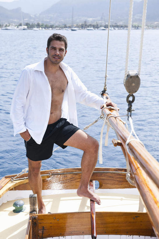 西方人,一个人,站,竖图,室外,白天,正面,衬衫,海浪,海洋,山,山脉,船,欧洲,欧洲人,仅一个男性,仅一个人,仅一个中年男性,一艘,阴影,光线,影子,浪花,山峰,游艇,山峦,注视,光脚,白色,倒影,阳光,海水,绳子,交通工具,群山,扶,观察,看,行驶,站着,赤脚,观看,绳索,甲板,波光粼粼,察看,航行,倒映,扶着,关注,载具,缆绳,手插袋,单手插袋,海景,单手抄兜,单手放兜,反照,男人,男性,中年男性,白种人,大海,风浪,海,海水的波动,近岸浪,涌浪,插兜,手插兜,手放口袋,站立,彩图,全身,衬衣,手抄兜