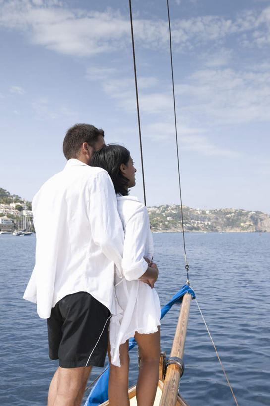 西方人,中年人,两个人,家庭,夫妻,站,抱,竖图,室外,白天,衬衫,爱情,海浪,海洋,山,山脉,船,欧洲,欧洲人,一艘,阴影,光线,影子,浪花,山峰,云,云朵,游艇,山峦,浪漫,云彩,背面,蓝色,白色,白云,倒影,蓝天,天空,阳光,海水,绳子,交通工具,群山,天,行驶,站着,温暖,温馨,一家人,恩爱,恋人,晴朗,抱着,绳索,波光粼粼,和睦,航行,倒映,搂着,载具,缆绳,海景,反照,男人,男性,女人,女性,中年男性,中年女性,白种人,夫妇,情侣,大海,风浪,海,海水的波动,近岸浪,涌浪,晴空,搂,搂抱,站立,半身,彩图,衬衣,伴侣,融洽