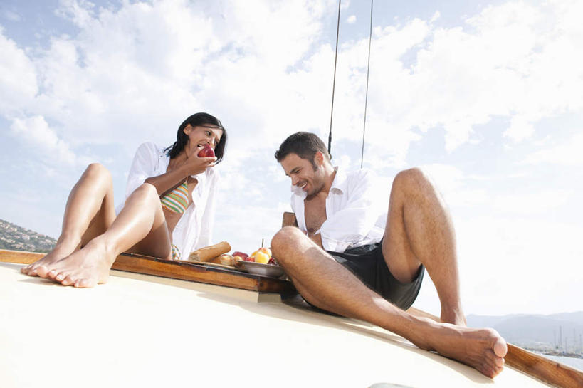 西方人,中年人,两个人,家庭,夫妻,坐,笑,吃,微笑,露齿笑,横图,室外,白天,仰视,泳装,比基尼,衬衫,爱情,山,山脉,餐桌,桌子,船,苹果,水果,欧洲,欧洲人,一艘,握,阴影,新鲜,光线,影子,山峰,云,云朵,游艇,生食,食品,果实,山峦,浪漫,拿,云彩,拿着,注视,光脚,食物,蓝色,白色,白云,蓝天,天空,阳光,绳子,交通工具,群山,天,观察,看,温暖,温馨,一家人,赤脚,恩爱,握着,恋人,有机食品,绿色食品,晴朗,餐台,观看,绳索,和睦,察看,关注,载具,缆绳,男人,男性,女人,女性,中年男性,中年女性,白种人,夫妇,情侣,晴空,嚼,食,坐着,彩图,低角度拍摄,全身,衬衣,三点式,泳衣,伴侣,融洽