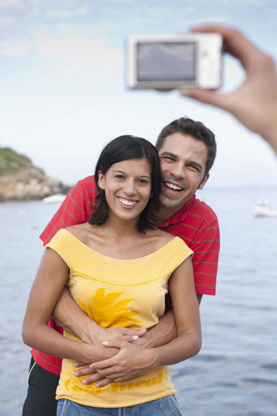 西方人,三个人,夫妻,伙伴,朋友,站,抱,笑,微笑,露齿笑,竖图,室外,白天,正面,T恤衫,爱情,友谊,海浪,海洋,山,相机,欧洲,欧洲人,握,阴影,服装,光线,影子,浪花,山峰,云,云朵,山峦,浪漫,拿,T恤,云彩,拿着,注视,休闲装,拍照,衣服,黄色,红色,蓝色,白云,蓝天,天空,阳光,海水,数码相机,天,观察,看,站着,休闲,休闲服,恩爱,握着,恋人,摄影,服饰,晴朗,抱着,观看,察看,搂着,关注,海景,友情,男人,男性,女人,女性,中年男性,中年女性,白种人,夫妇,情侣,照相机,大海,风浪,海,海水的波动,近岸浪,涌浪,晴空,搂,站立,半身,彩图,照相,伴侣