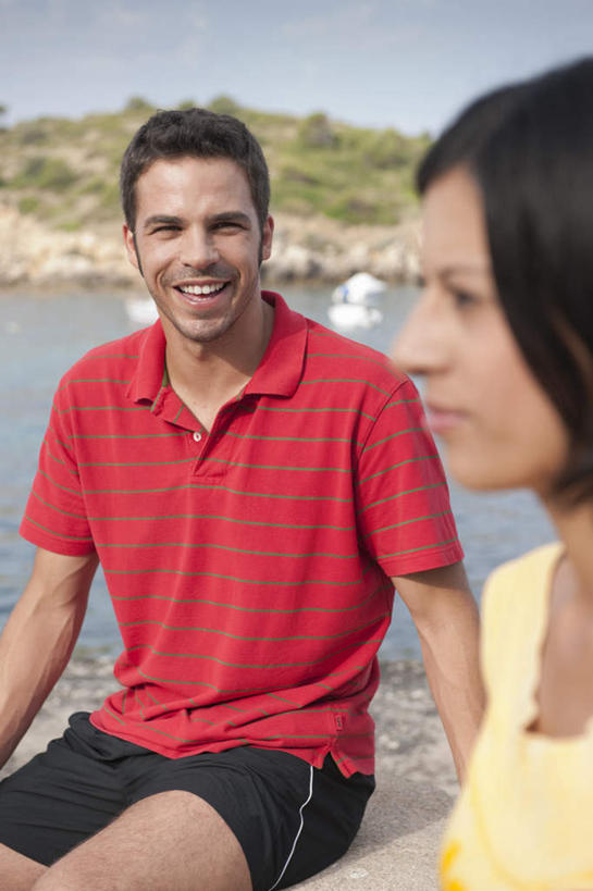 西方人,中年人,两个人,家庭,夫妻,坐,笑,微笑,露齿笑,竖图,室外,白天,正面,T恤衫,爱情,海浪,海洋,山,欧洲,欧洲人,阴影,服装,光线,影子,浪花,山峰,云,云朵,山峦,浪漫,T恤,云彩,注视,休闲装,衣服,黄色,红色,蓝色,白云,蓝天,天空,阳光,海水,天,观察,看,休闲,温暖,温馨,一家人,休闲服,恩爱,恋人,服饰,晴朗,观看,和睦,察看,关注,海景,男人,男性,女人,女性,中年男性,中年女性,白种人,夫妇,情侣,大海,风浪,海,海水的波动,近岸浪,涌浪,晴空,坐着,半身,彩图,伴侣,融洽