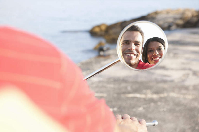 西方人,中年人,两个人,家庭,夫妻,坐,抱,笑,微笑,露齿笑,横图,室外,白天,T恤衫,爱情,海浪,海洋,山,欧洲,欧洲人,阴影,服装,朦胧,模糊,光线,影子,浪花,山峰,山峦,浪漫,T恤,注视,休闲装,背面,衣服,黄色,红色,阳光,海水,观察,看,休闲,温暖,温馨,一家人,休闲服,恩爱,恋人,服饰,抱着,观看,和睦,察看,搂着,关注,海景,男人,男性,女人,女性,中年男性,中年女性,白种人,夫妇,情侣,大海,风浪,海,海水的波动,近岸浪,涌浪,搂,坐着,半身,彩图,伴侣,融洽