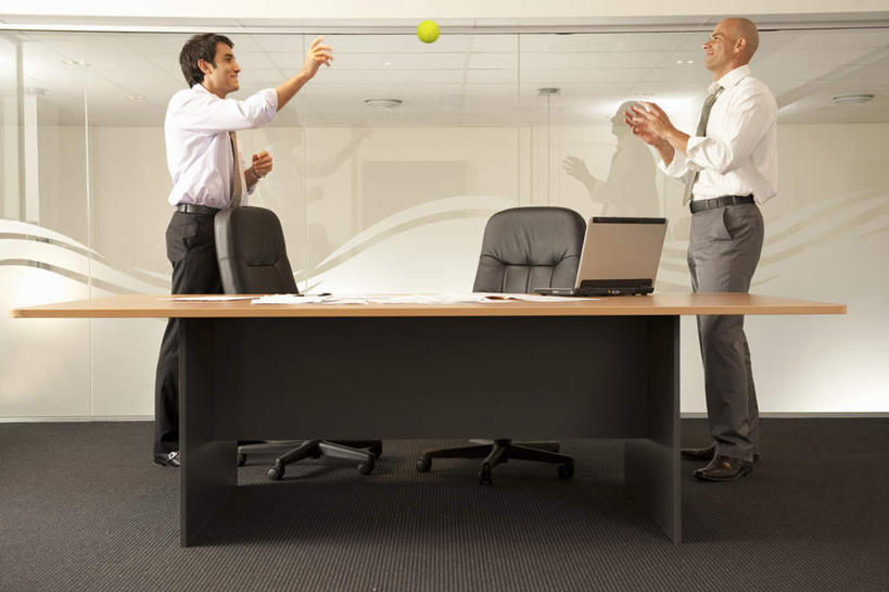 西方人,两个人,伙伴,朋友,商务人士,商务男性,办公室,站,投,横图,室内,白天,侧面,衬衫,友谊,合作,团队,电脑,笔记本电脑,网球,桌面,桌子,椅子,欧洲,欧洲人,套装,网络,材料,档案,文件,纸,办公桌,墙,网球装备,通讯设备,运动器械,相视,墙壁,墙面,一个,绿色,会议椅,手稿,资料,站着,面对面,健身器械,战略,单个,对视,办公椅,证明,接,无线,互视,文档,通信设备,相对,商务装,无线网络,健身器材,无线上网,便携式电脑,工薪阶层,相看,联合,合谋,商务椅,培训椅,配合,协作,网球运动,手提电脑,男人,男性,中年男性,白种人,白领,上班族,抛,扔,撒,站立,掷,彩图,全身,衬衣,运动器材