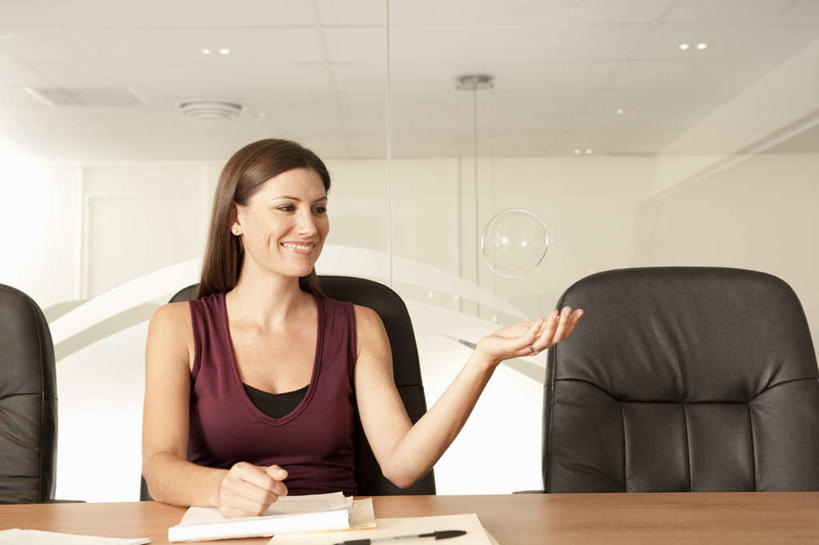 西方人,一个人,商务人士,商务女性,办公室,坐,举,笑,微笑,露齿笑,横图,室内,白天,正面,天花板,桌面,桌子,椅子,照明,欧洲,欧洲人,仅一个女性,仅一个人,套装,漂浮,笔,材料,档案,文件,纸,办公桌,气泡,灯光,办公用品,注视,顶灯,灯,文具,泡泡,会议椅,手稿,学习用品,资料,灯具,观察,看,托,仅一个中年女性,观看,办公椅,文具用品,证明,照亮,察看,照明设备,关注,文档,商务装,工薪阶层,商务椅,培训椅,女人,女性,中年女性,白种人,长发,白领,上班族,举起,举手,举着,向上举,向上伸,向上托,坐着,半身,彩图