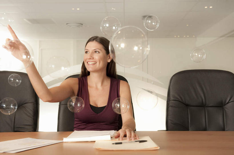 西方人,一个人,商务人士,商务女性,办公室,坐,举,笑,摸,微笑,露齿笑,横图,室内,白天,正面,天花板,桌面,桌子,椅子,照明,欧洲,欧洲人,仅一个女性,仅一个人,抚摸,套装,漂浮,笔,材料,档案,文件,纸,办公桌,气泡,灯光,办公用品,注视,顶灯,灯,文具,泡泡,会议椅,手稿,学习用品,资料,灯具,观察,看,托,仅一个中年女性,观看,办公椅,文具用品,证明,照亮,察看,照明设备,关注,文档,商务装,工薪阶层,商务椅,培训椅,女人,女性,中年女性,白种人,长发,白领,上班族,触摸,接触,举起,举手,举着,向上举,向上伸,向上托,坐着,半身,彩图