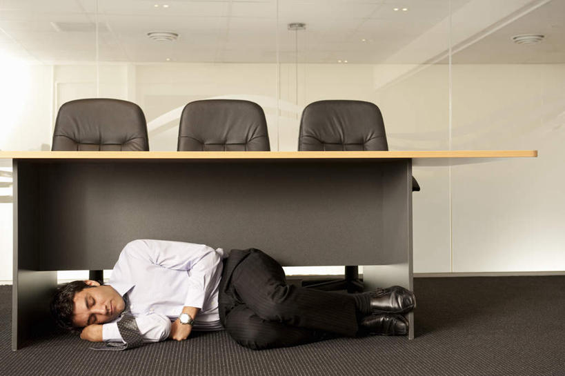 西方人,一个人,商务人士,商务男性,办公室,躺,闭眼,睡,横图,室内,白天,正面,衬衫,天花板,桌面,桌子,椅子,照明,欧洲,欧洲人,仅一个男性,仅一个人,仅一个中年男性,一排,套装,整齐,办公桌,灯光,领带,三把,顶灯,灯,排列,会议椅,灯具,办公椅,照亮,象征,庄重,照明设备,队列,商务装,身份,工薪阶层,正式,地位,商务椅,培训椅,卧着,男人,男性,中年男性,白种人,白领,上班族,屈膝,闭眼睛,闭着眼,闭着眼睛,困,困觉,寝息,睡觉,躺着,卧,彩图,全身,衬衣