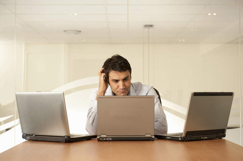 西方人,一个人,商务人士,商务男性,坐,横图,室内,白天,正面,衬衫,电脑,笔记本电脑,天花板,桌面,桌子,椅子,欧洲,欧洲人,仅一个男性,仅一个人,仅一个中年男性,一排,撑,套装,整齐,网络,办公桌,墙,托腮,注视,通讯设备,墙壁,墙面,排列,会议椅,观察,看,托,思考,观看,办公椅,三台,察看,无线,队列,关注,托下巴,通信设备,商务装,无线网络,无线上网,便携式电脑,工薪阶层,商务椅,培训椅,思虑,手提电脑,男人,男性,中年男性,白种人,白领,上班族,坐着,半身,彩图,衬衣