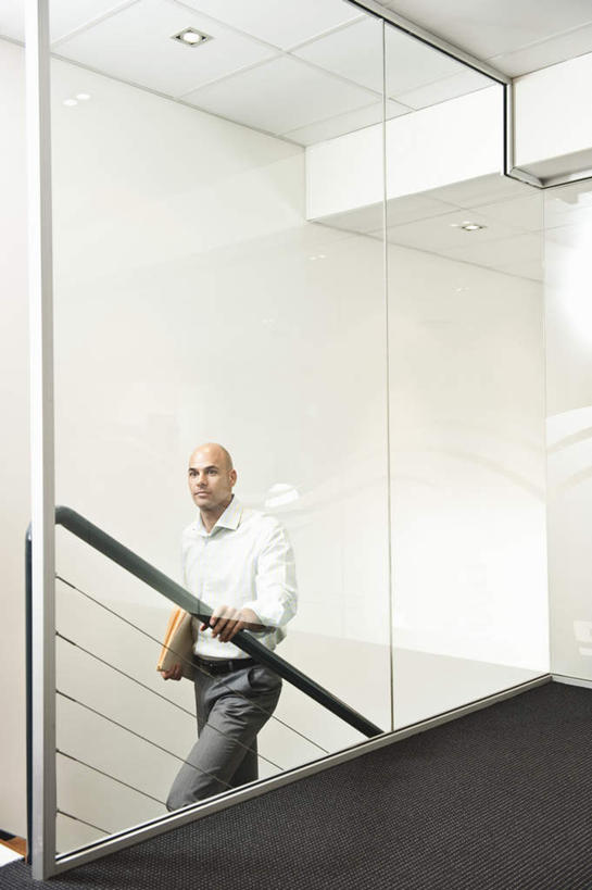 西方人,一个人,商务人士,商务男性,办公室,栏杆,走,竖图,室内,白天,正面,衬衫,楼梯,天花板,欧洲,欧洲人,仅一个男性,仅一个人,仅一个中年男性,握,套装,材料,档案,扶手,文件,纸,阶梯,墙,拿,拿着,注视,护栏,墙壁,墙面,台阶,手稿,资料,观察,看,握着,观看,证明,察看,关注,文档,商务装,工薪阶层,男人,男性,中年男性,白种人,白领,上班族,步行,散步,走路,半身,彩图,衬衣