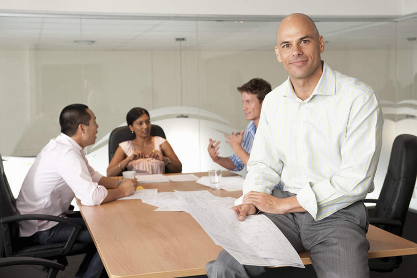 东方人,西方人,四个人,伙伴,朋友,商务人士,商务男性,商务女性,办公室,坐,笑,说,微笑,横图,室内,白天,正面,衬衫,讨论,友谊,合作,团队,家具,天花板,桌子,椅子,欧洲,欧洲人,亚洲,握,套装,开会,会议,材料,档案,文件,纸,办公桌,墙,拿,拿着,注视,黄种人,墙壁,墙面,会议椅,手稿,资料,观察,看,战略,握着,观看,办公椅,证明,察看,关注,文档,商务装,工薪阶层,办公家具,联合,合谋,商务椅,培训椅,交流,配合,协作,男人,男性,女人,女性,中年男性,中年女性,白种人,亚洲人,印度人,白领,上班族,沟通,讲话,交谈,商讨,说话,谈话,坐着,半身,彩图,衬衣