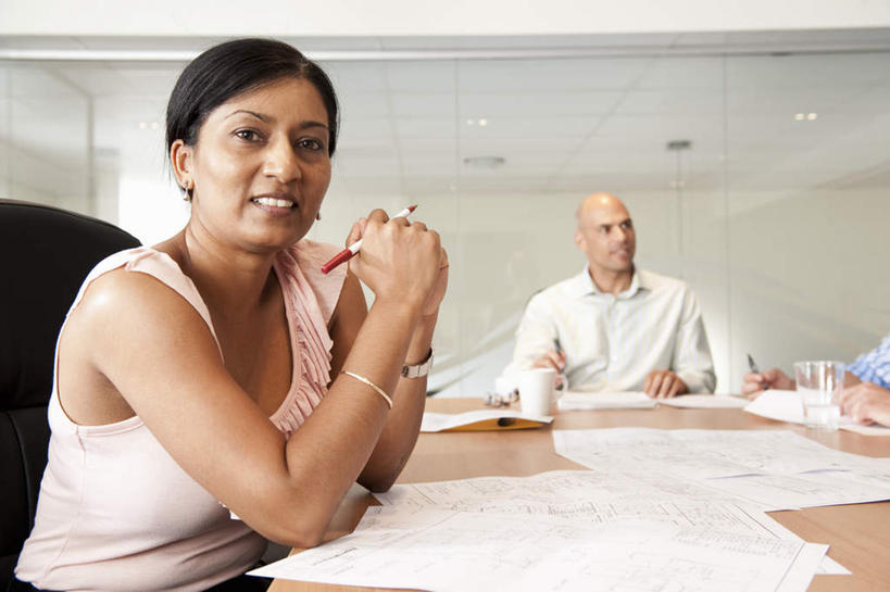 东方人,西方人,两个人,伙伴,朋友,商务人士,商务男性,商务女性,办公室,坐,笑,说,微笑,横图,室内,白天,正面,衬衫,讨论,友谊,合作,团队,家具,天花板,桌子,椅子,欧洲,欧洲人,亚洲,握,套装,开会,会议,材料,档案,文件,纸,办公桌,墙,拿,拿着,注视,黄种人,墙壁,墙面,会议椅,手稿,资料,观察,看,战略,握着,观看,办公椅,证明,察看,关注,文档,商务装,工薪阶层,办公家具,联合,合谋,商务椅,培训椅,交流,配合,协作,男人,男性,女人,女性,中年男性,中年女性,白种人,亚洲人,印度人,白领,上班族,沟通,讲话,交谈,商讨,说话,谈话,坐着,半身,彩图,衬衣