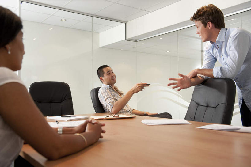 东方人,西方人,三个人,伙伴,朋友,商务人士,商务男性,商务女性,办公室,站,坐,笑,说,微笑,横图,室内,白天,正面,衬衫,讨论,友谊,合作,团队,家具,天花板,桌子,椅子,欧洲,欧洲人,亚洲,套装,开会,会议,材料,档案,文件,纸,办公桌,墙,注视,黄种人,墙壁,墙面,会议椅,手稿,资料,观察,看,站着,战略,观看,办公椅,证明,察看,关注,文档,商务装,工薪阶层,办公家具,联合,合谋,商务椅,培训椅,交流,配合,协作,男人,男性,女人,女性,中年男性,中年女性,白种人,亚洲人,印度人,白领,上班族,沟通,讲话,交谈,商讨,说话,谈话,站立,坐着,半身,彩图,衬衣