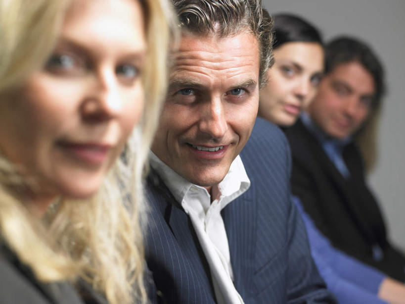 西方人,脸,头,脸颊,伙伴,朋友,商务人士,商务男性,商务女性,办公室,会议室,坐,笑,微笑,露齿笑,横图,室内,特写,白天,侧面,衬衫,友谊,合作,团队,欧洲,欧洲人,五个人,一排,阴影,套装,朦胧,模糊,整齐,光线,影子,墙,灯光,许多人,注视,墙壁,墙面,排列,观察,看,一群人,战略,观看,等待,察看,队列,关注,商务装,工薪阶层,联合,合谋,配合,协作,男人,男性,年轻女性,女人,女性,中年男性,中年女性,白种人,头部,脸部,脸蛋,面部,白领,上班族,坐着,半身,彩图,衬衣