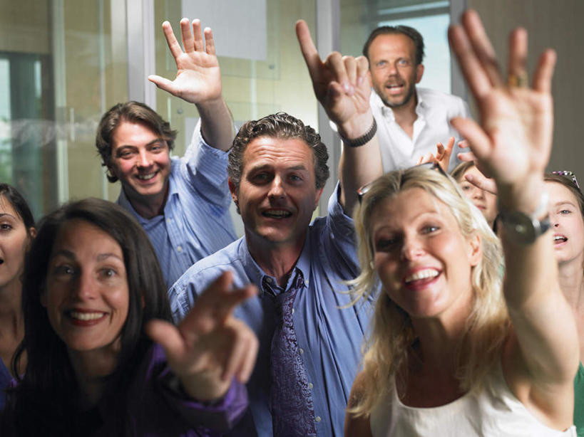 西方人,伙伴,朋友,商务人士,商务男性,商务女性,办公室,会议室,坐,举,笑,微笑,露齿笑,横图,室内,白天,正面,衬衫,友谊,合作,团队,欧洲,欧洲人,阴影,套装,开会,会议,时间,光线,时钟,手表,影子,墙,灯光,许多人,计时,注视,墙壁,墙面,钟表,观察,看,托,一群人,表,战略,观看,腕表,察看,关注,商务装,工薪阶层,回答,联合,合谋,配合,协作,男人,男性,年轻女性,女人,女性,中年男性,中年女性,白种人,白领,上班族,钟,举起,举手,举着,向上举,向上伸,向上托,坐着,半身,彩图,衬衣