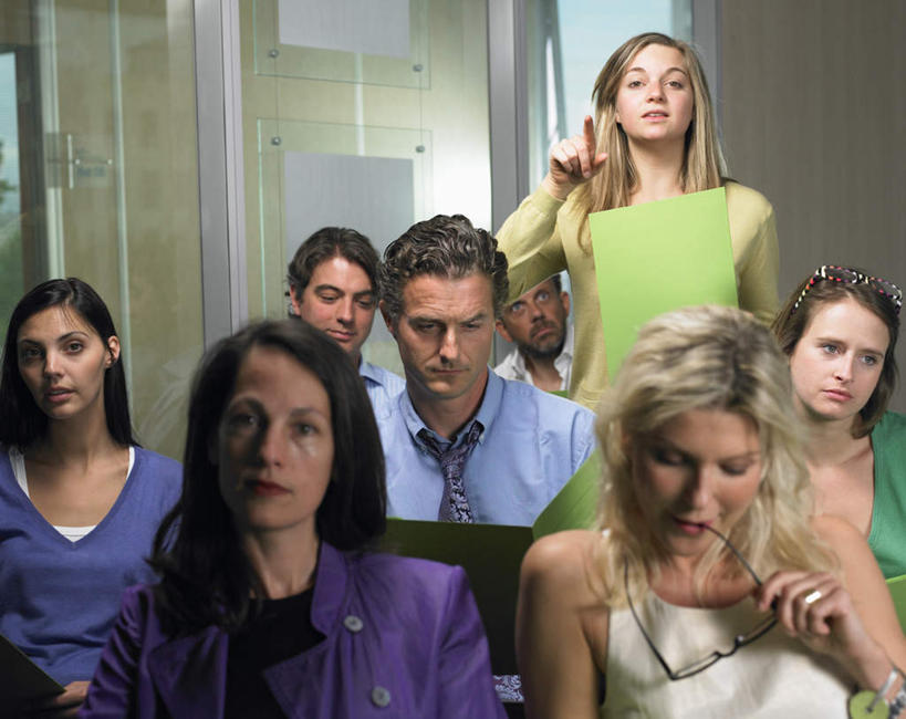 西方人,伙伴,朋友,商务人士,商务男性,商务女性,办公室,会议室,站,坐,举,横图,室内,白天,正面,衬衫,友谊,合作,团队,欧洲,欧洲人,指,阴影,套装,开会,会议,时间,光线,时钟,手表,影子,墙,灯光,许多人,计时,注视,方向,墙壁,墙面,钟表,观察,看,手势,托,站着,一群人,表,战略,观看,腕表,察看,指向,食指,关注,商务装,工薪阶层,回答,联合,合谋,配合,协作,男人,男性,年轻女性,女人,女性,中年男性,中年女性,白种人,白领,上班族,钟,举起,举手,举着,向上举,向上伸,向上托,站立,坐着,半身,彩图,衬衣