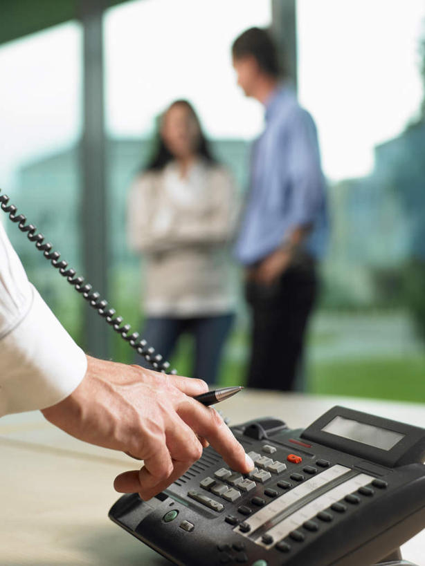 西方人,三个人,伙伴,朋友,商务人士,商务男性,商务女性,站,打电话,双手交叉,竖图,室内,白天,正面,衬衫,友谊,合作,团队,草地,草坪,植物,窗户,桌面,桌子,电话,欧洲,欧洲人,握,套装,朦胧,模糊,办公桌,拿,拿着,通讯设备,手叉腰,玻璃窗,草,树,树木,绿色,自然,话筒,叉腰,站着,电话线,战略,握着,生长,成长,操作,双手抱胸,固定电话,商务装,工薪阶层,联合,合谋,交流,配合,协作,按键,男人,男性,年轻女性,女人,女性,中年男性,白种人,白领,上班族,电话机,沟通,通话,站立,半身,彩图,衬衣