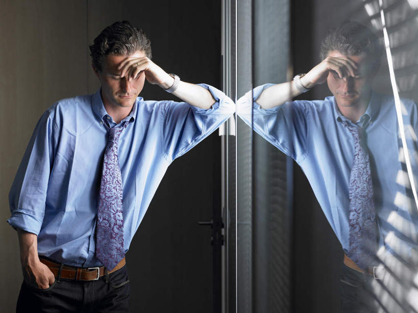 西方人,一个人,商务人士,商务男性,站,横图,室内,白天,正面,衬衫,窗户,欧洲,欧洲人,仅一个男性,仅一个人,仅一个中年男性,撑,阴影,套装,反射,光线,影子,百叶窗,灯光,托腮,注视,观察,看,托,站着,压力,观看,察看,关注,托下巴,商务装,手插袋,单手插袋,工薪阶层,单手抄兜,单手放兜,男人,男性,中年男性,白种人,白领,上班族,插兜,手插兜,手放口袋,站立,半身,彩图,衬衣,手抄兜