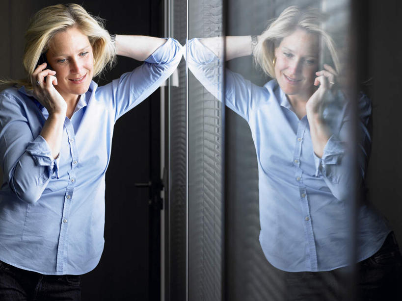 西方人,一个人,商务人士,商务女性,站,笑,打电话,微笑,露齿笑,横图,室内,白天,正面,窗户,电话,手机,欧洲,欧洲人,仅一个女性,仅一个人,握,阴影,套装,反射,光线,影子,百叶窗,灯光,拿,拿着,注视,通讯设备,观察,看,站着,仅一个中年女性,金色,握着,观看,察看,关注,手抱头,商务装,工薪阶层,交流,女人,女性,中年女性,白种人,长发,白领,上班族,沟通,通话,站立,半身,彩图