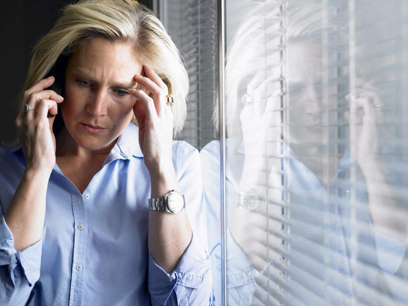 西方人,一个人,商务人士,商务女性,站,打电话,横图,室内,白天,正面,窗户,电话,手机,欧洲,欧洲人,仅一个女性,仅一个人,撑,握,阴影,套装,时间,反射,光线,时钟,手表,影子,百叶窗,灯光,拿,计时,拿着,托腮,注视,通讯设备,钟表,观察,看,靠,靠着,托,站着,仅一个中年女性,金色,表,握着,苦恼,观看,腕表,察看,忧愁,关注,托下巴,商务装,工薪阶层,交流,女人,女性,中年女性,白种人,长发,白领,上班族,钟,沟通,通话,站立,半身,彩图