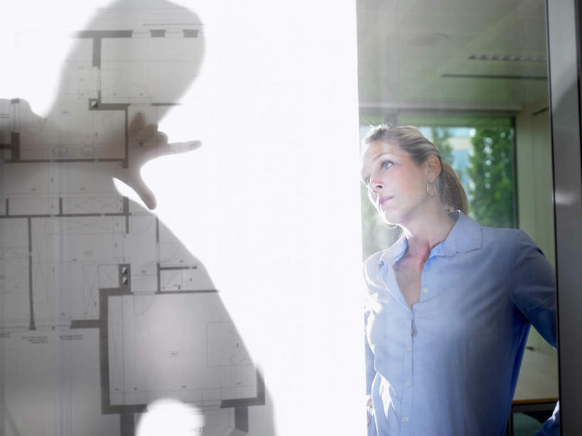 西方人,两个人,伙伴,朋友,商务人士,商务男性,商务女性,办公室,站,横图,室内,白天,正面,衬衫,友谊,合作,团队,植物,窗户,天花板,欧洲,欧洲人,阴影,套装,光线,测量,图纸,影子,灯光,设计图,注视,手叉腰,玻璃窗,树,树木,绿色,自然,叉腰,观察,看,手势,站着,战略,生长,成长,观看,察看,关注,商务装,工程图,草图,蓝图,工薪阶层,联合,合谋,丈量,配合,协作,男人,男性,女人,女性,中年男性,中年女性,白种人,白领,上班族,设计,站立,半身,彩图,衬衣